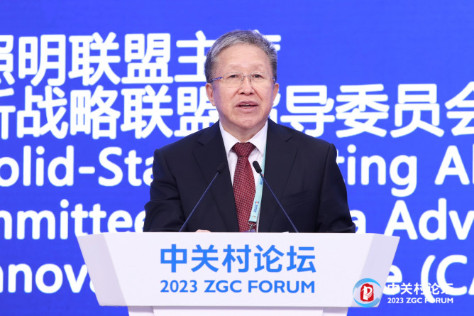5.科學(xué)技術(shù)部原副部長(zhǎng)、國(guó)際半導(dǎo)體照明聯(lián)盟主席曹健林致辭