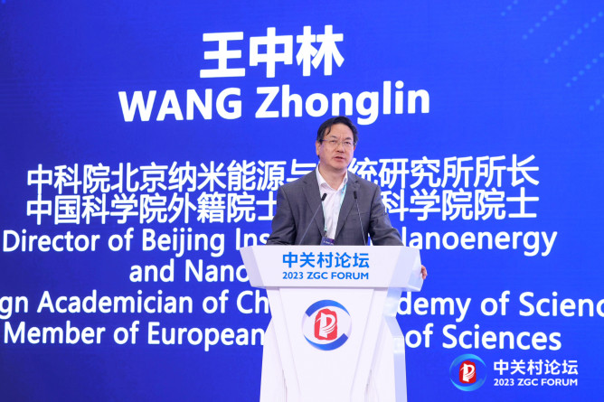 17.中科院北京納米能源與系統(tǒng)研究所所長(zhǎng)、中國(guó)科學(xué)院外籍院士、歐洲科學(xué)院院士王中林做《第三代半導(dǎo)體的壓電電子學(xué)與壓電光電子學(xué)》主題報(bào)告